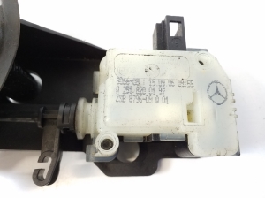 Mercedes Benz CLS-Class 219 (2004–2010) Kütuse täiteava korgi lukustus A2518200197 - 3