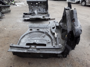 Land Rover Range Rover IV (2012–2026) Aizmugurējais spārns un tā detaļas LR044372 - 3