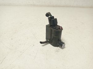 Hyundai i30 (2011–2017) Front windshield washer pump 985101W000 - 2