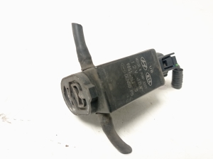 Hyundai i30 (2011–2017) Front windshield washer pump 985101W000 - 3