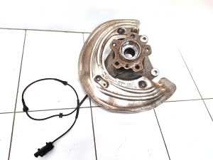 Front wheel hub - 6871337