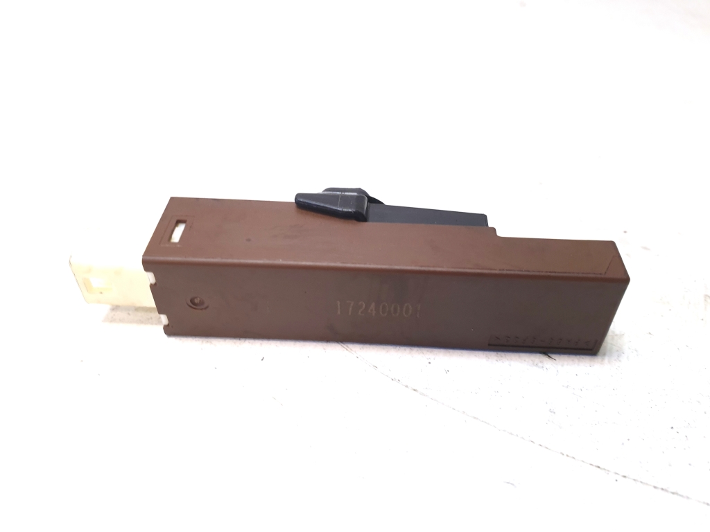 TOYOTA Hilux (2015–2020) Antenas pastiprinātājs 17240001 PA66GF33 TOYOTA Hilux (2015–2020) Antenas pastiprinātājs 17240001 PA66GF33