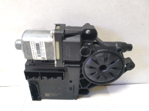 Volkswagen Passat B7 (2010–2014) Front door window regulator motor 3C095979 - 3