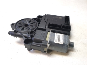 Volkswagen Passat B7 (2010–2014) Front door window regulator motor 3C095979 - 4