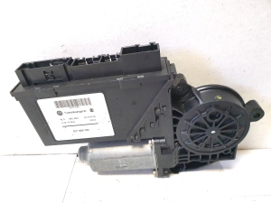 Volkswagen Touareg I (2002–2010) Front door window regulator motor 130821764 - 2