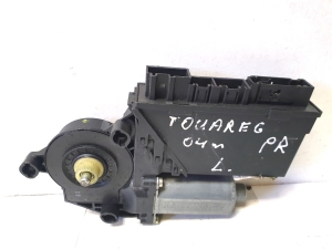 Volkswagen Touareg I (2002–2010) Front door window regulator motor 130821764 - 4
