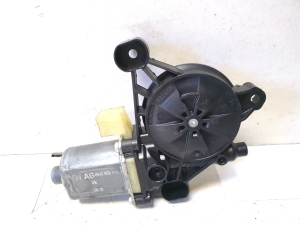 AUDI A4 B9 (2015–2026) Esiukse aknatõstuki mootor 8W0959802, 0130822704 - 2