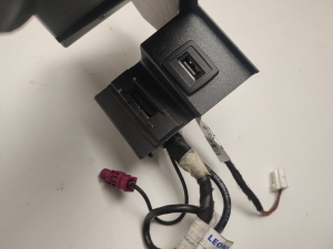 Mercedes Benz C-Class 204 (2007–2014) USB-pesa A1728200515 - 5