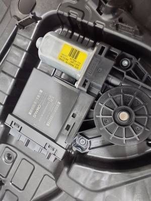 VOLVO XC90 (2015–2024) Priekšējo durvju logu pacēlājs 31349762 - 2