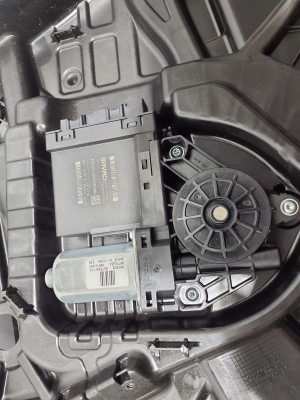 VOLVO XC90 (2015–2024) Priekšējo durvju logu pacēlājs 31349763 - 2