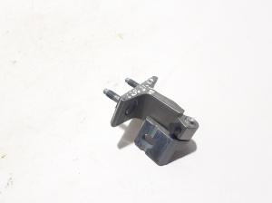 Mercedes Benz C-Class 206 (2021–2026) Esiukse ülemine hing A2067200101 - 2