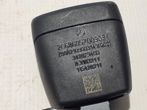 Mercedes Benz C-Class 206 (2021–2026) Aizmugurējā drošības jostas sprādze A2068605700 - 3