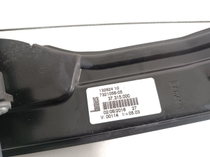 BMW 2 SERIES (F46) (2015–2026) Aizmugurējo sānu durvju logu pacēlājs un tā detaļas - 2