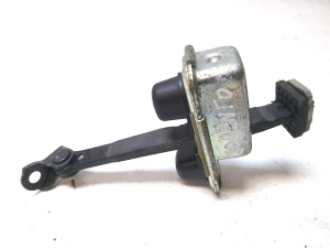 Kia Sorento (2014–2026) Front door check - 3