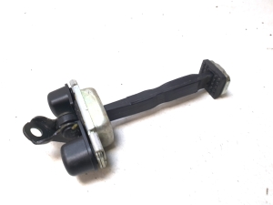 Kia Sorento (2014–2026) Rear side door opening limiter - 2