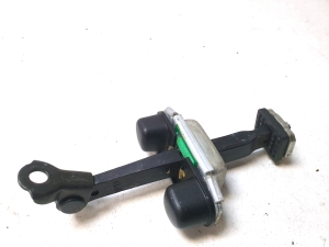 Rear side door opening limiter