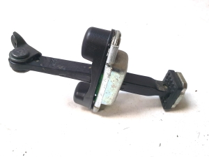 Kia Sorento (2014–2026) Rear side door opening limiter - 2