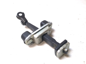 Kia Sorento (2014–2026) Rear side door opening limiter - 3