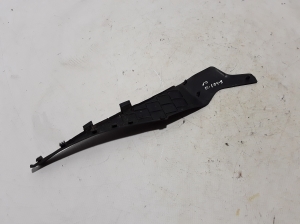  Priekinio stiklo valytuvo mechanizmo apdaila prie stiklo 