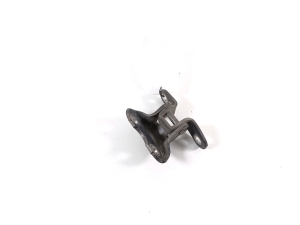   Charnière inférieure de porte avant 