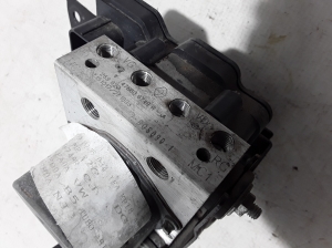 RENAULT Kadjar (2015–2026) ABS unit 476606749R - 2