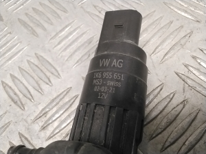 Volkswagen Golf VII (2012–2026) Front windshield washer pump 1K6955651 - 3