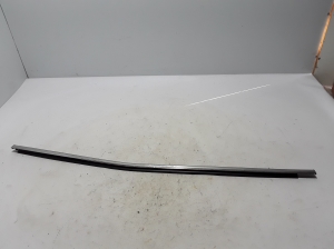   Außenleiste der hinteren Seitentüren am Glas 