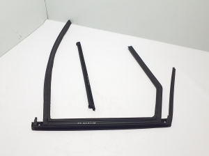  Rear side door sealing rubber on the door 