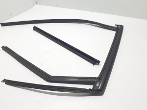  Rear side door sealing rubber on the door 