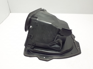  Kita detalė po variklio gaubtu 