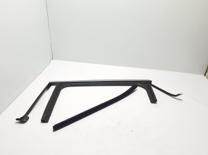   Rear side door sealing rubber on the door 