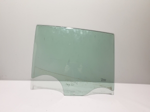Rear side door glass - 823008190R