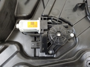 Jeep Grand Cherokee WK2 (2010–2026) Priekšējo durvju logu pacēlājs 68231062AE - 3