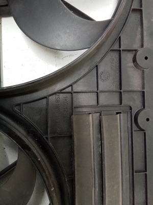 Volkswagen Touran II (2010–2015) Dzesēšanas ventilators un tā daļas 1K0121207 - 2