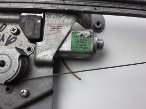 Isuzu D-Max (2002–2012) Aizmugurējo sānu durvju logu pacēlājs un tā detaļas 898151594 - 2