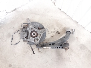   Front wheel hub  -  
