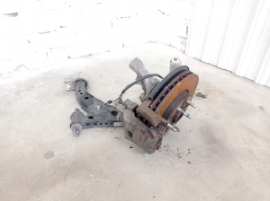  Front wheel hub  -  