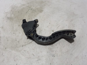   Accelerator pedal  - 180026451R 