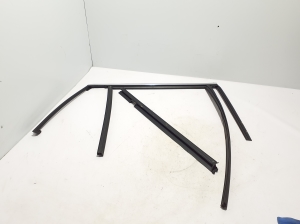   Rear side door outer window molding  - 32205574 