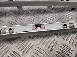  Priekinių grotelių kita detalė 