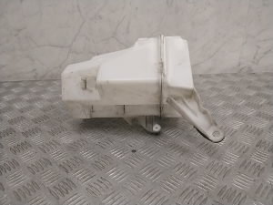 VOLVO V70 III (2007–2017) Front washer fluid reservoir 30784234 - 3