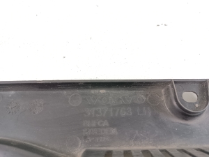  Apdaila po variklio gaubtu 