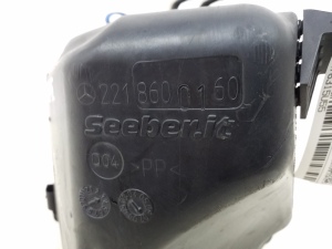 Mercedes Benz S-Class 221 (2005–2013) Esiklaasi pesuvedeliku paak A2218600160 - 2