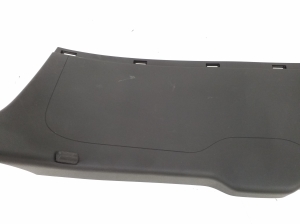  Pulling out the boot lid 