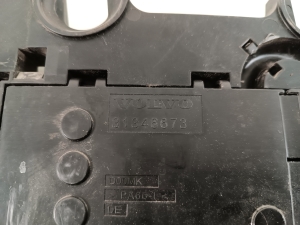  Kita detalė po variklio gaubtu 