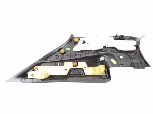  Interior trim of the rear strut 