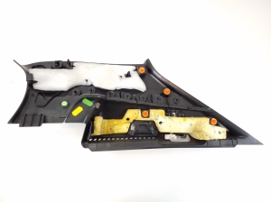  Interior trim of the rear strut 