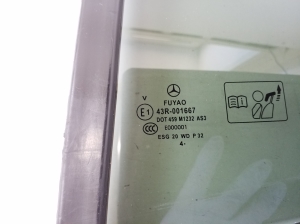  Szklana twierdza na tylnych bocznych drzwiach 