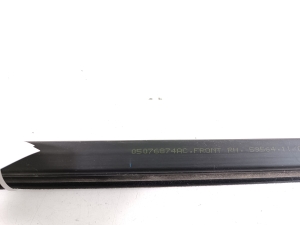 Dodge Journey (2007–2026) Esiukse klaasi sisemine liist 05076874AC - 2