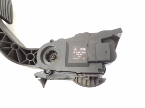  Accelerator pedal 